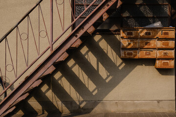 古びた鉄の階段のあるアパート風景