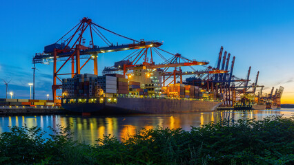 Containerschiffe im Hamburger Hafen bei Sonnenuntergang