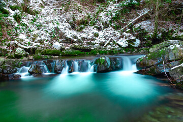 Dolina Zimnika mały wodospad  w Beskidzie  Małym