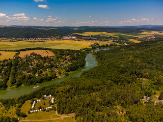 Mäander des Flusses Schwarzach - Svratka -  bei der Burg Eichhorn - Veveri - von oben - obrazy, fototapety, plakaty