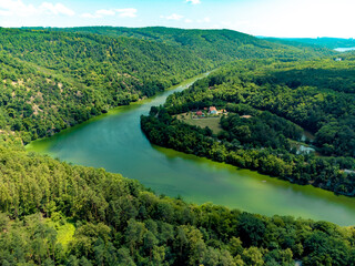 Mäander des Flusses Schwarzach - Svratka -  bei der Burg Eichhorn - Veveri - von oben - obrazy, fototapety, plakaty