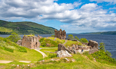 Fototapeta na wymiar malerischen Blick über Loch Ness und Urguhart Castle Burgruine Schottland