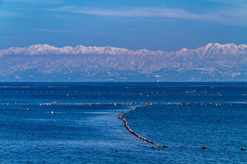 富山県　氷見海岸からの海越しの雪の立山連峰