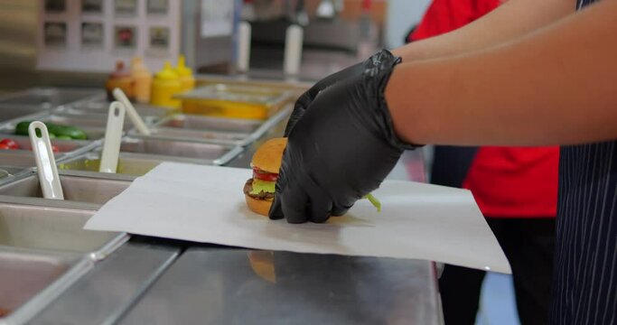 Preparing burgers in a fast food restaurant. 