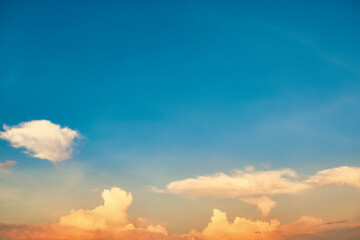 Obraz premium Sunset sky with clouds on blue sky at sunset
