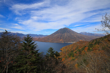 Fototapeta premium 展望台から望む晩秋の中禅寺湖と男体山／栃木県日光市