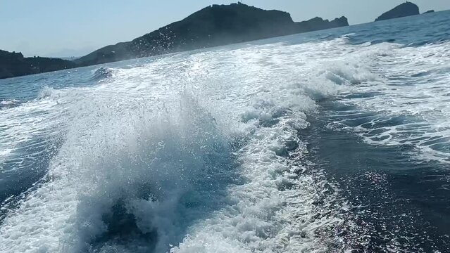 vague &agrave; l'arri&egrave;re d'un bateau naviguant au bord des c&ocirc;tes