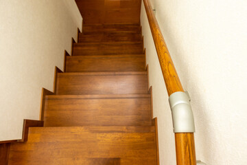 手すりのついた木製の階段