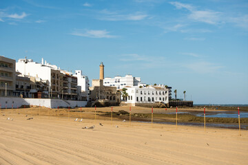 Obraz premium Playa de Chipiona con vista del Faro