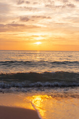 夕日とビーチ