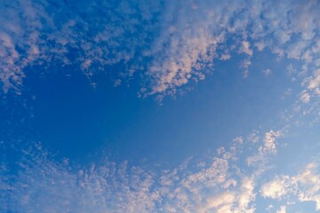 夕日に染まるうろこ雲と青空　空の背景