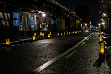 飛騨高山　古い町並み　冬の提灯ライトアップ	
