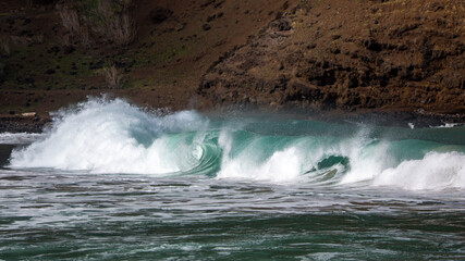 vagues brisant sur la roche volcanic sur l'ile de UA HUKA 