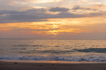 Naklejka premium 夕日とビーチ