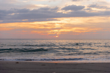 Fototapeta premium 夕日とビーチ