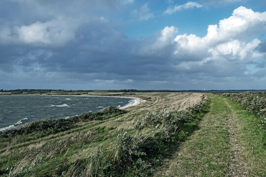 Landschaft im d&auml;nischen Nationalpark Thy am Flade S&oslash; im Sommer bei aufziehendem Unwetter, J&uuml;tland