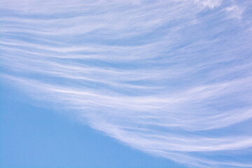 ciel bleu avec de l&eacute;ger nuages