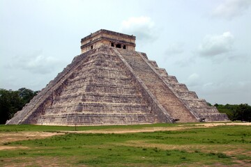 Fototapeta na wymiar The Pyramid at Chichen Itza in Mexico