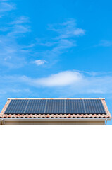 白い文字スペースある太陽光パネルが設置された住宅の屋根と快晴の青空。