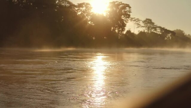 Salida del sol en r&iacute;o Madre de Dios, Per&uacute;