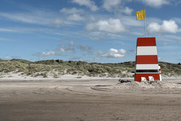 Wachtturm von Rettungsschwimmern am Strand von Hirtshals, Dänemark