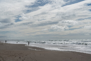 Obraz premium Badende am Strand von Hirtshals, Dänemark