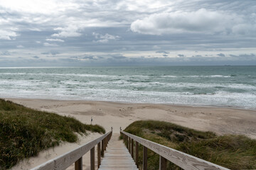 Fototapeta na wymiar Holztreppe zum Strand durch die Dünen