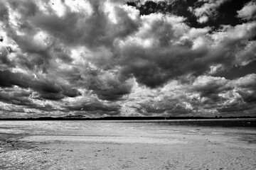 Monochrom schwarz-weiss Ostseestrand Beach Meer Küste Himmel bedeckt mit Wolken perspektivisch 