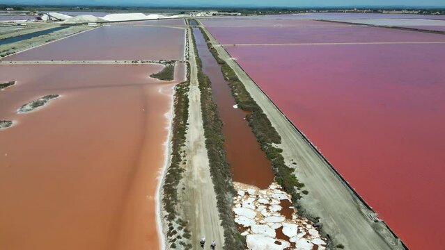 Vue a&eacute;rienne de bassins multicolores de marais salants