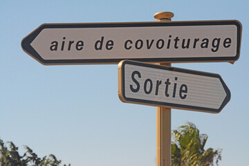 Panneaux : aire de covoiturage. © Georges Blond