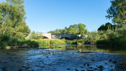 Fluss mit Brücke die sich im Wasser spiegelt