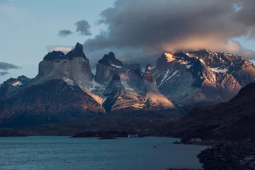 Crédence de cuisine en verre imprimé Cuernos del Paine sunset over the mountains