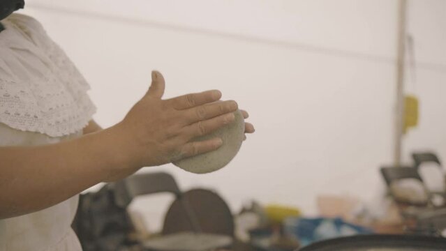 Mujer cocinando tortillas y alimentos t&iacute;picos de Michoac&aacute;n. Girl cooking tortillas and traditional michoacan foods.
