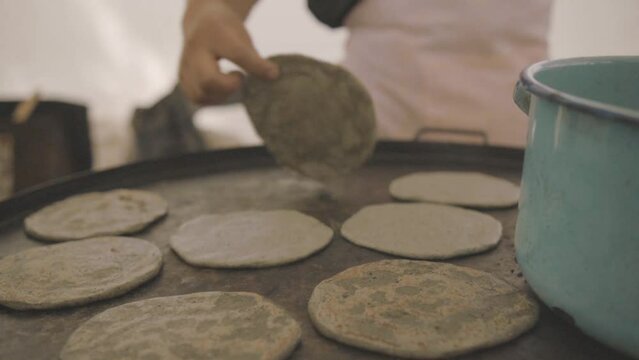 Mujer cocinando tortillas y alimentos t&iacute;picos de Michoac&aacute;n. Girl cooking tortillas and traditional michoacan foods.
