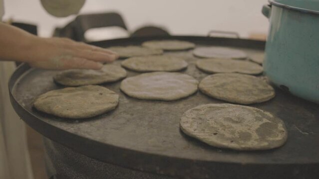 Mujer cocinando tortillas y alimentos t&iacute;picos de Michoac&aacute;n. Girl cooking tortillas and traditional michoacan foods.
