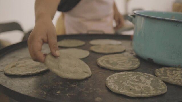 Mujer cocinando tortillas y alimentos t&iacute;picos de Michoac&aacute;n. Girl cooking tortillas and traditional michoacan foods.
