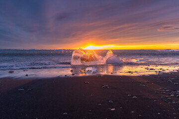 Fototapeta na wymiar Sonnenaufgang am traumhaften diamond beach auf Island 
