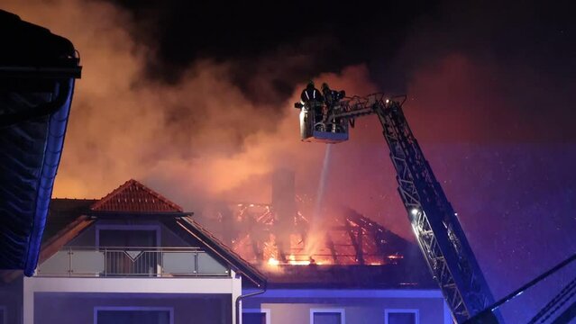 H&ouml;chste Alarmstufe - Bauernhof in Flammen