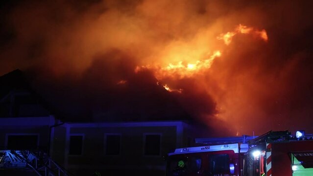 H&ouml;chste Alarmstufe - Bauernhof in Flammen