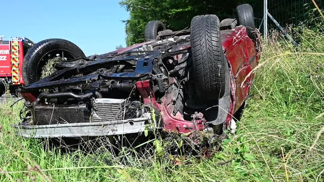 Auto am Dach nach Verkehrsunfall