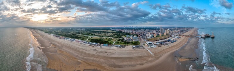Großes Panorama von Scheveningen und Den Haag an der Nordseeküste bei Sonnenaufgang