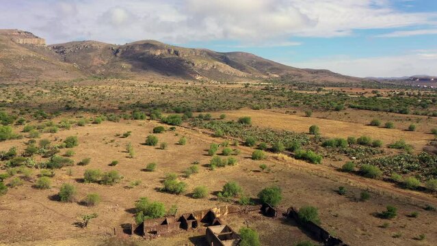 Paisaje desertico seco toma aérea con drone en el desierto campo abierto con nubes en Zacatecas