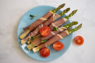 Fresh asparagus, bacon pieces, tomato