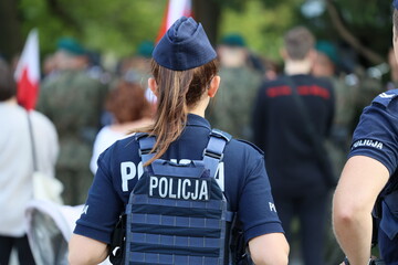 Polska Policja na służbie w czasie patrolu na mieście. - obrazy, fototapety, plakaty