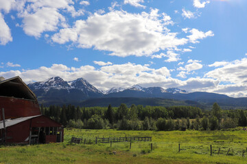 Fototapeta na wymiar Red Barn and Beautiful Mountain