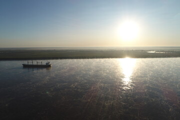 Obraz premium barco con niebla amanecer