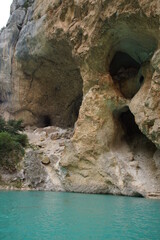 Nat&uuml;rliche Grotten im Kalkstein in einem Flusstal. Der Fluss hat hier einen Canyon geschnitten. 