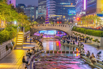 Cheonggyecheon, a modern public recreation space in downtown Seoul, South Korea - obrazy, fototapety, plakaty