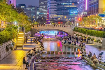 Selbstklebende Fototapete Seoel Cheonggyecheon, ein moderner öffentlicher Erholungsraum in der Innenstadt von Seoul, Südkorea