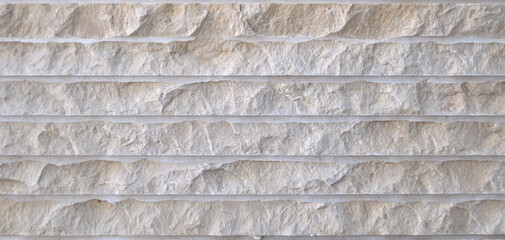 Textura de superfície de pedra de uma pedreira, perfurada e quebrada por explosivos, pedra branca